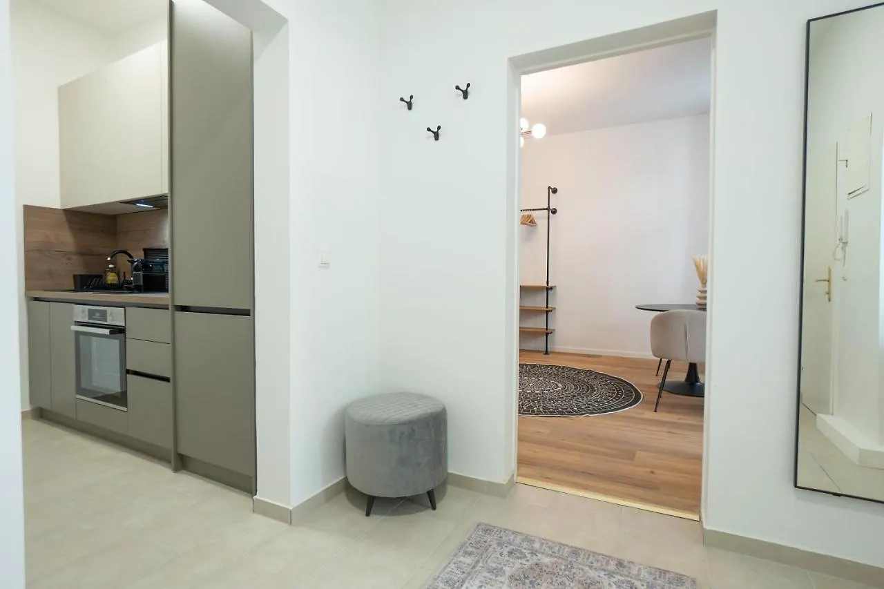 Modern Apartment With A Balcony Near Belvedere Vienna